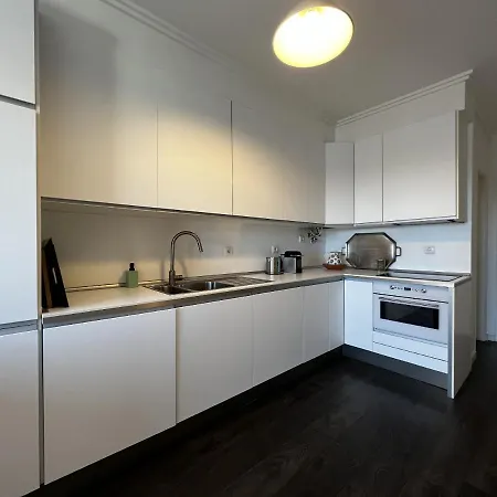 Gracious In With Pool, アパート