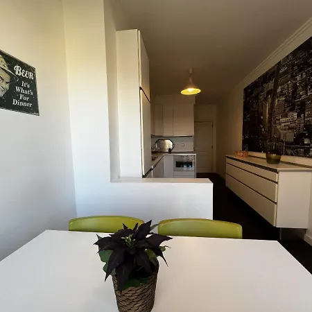 Gracious In With Pool, アパート *