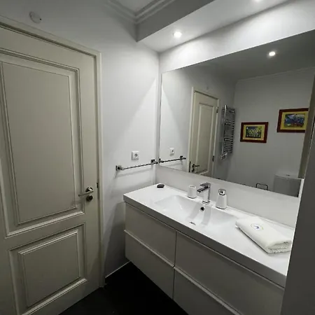 Apartment Gracious In With Pool,