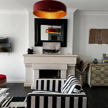 Gracious In With Pool, アパート