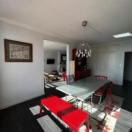 Gracious In With Pool, アパート *