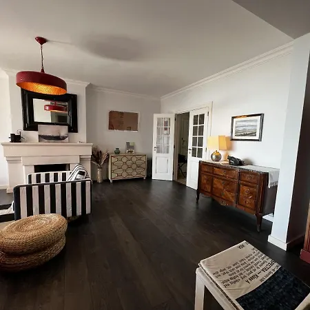 Gracious In With Pool, アパート