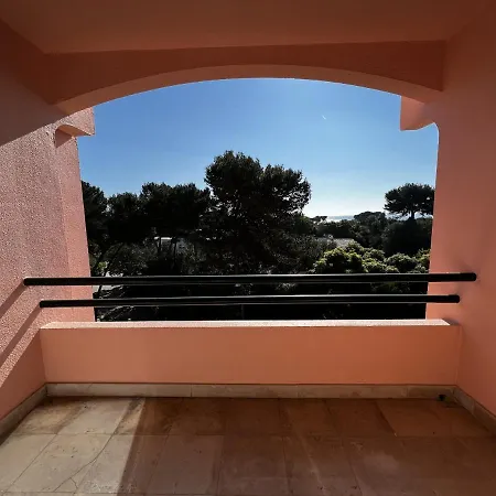 Gracious In With Pool, アパート