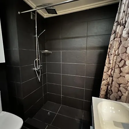 Apartment Gracious In With Pool,
