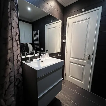 Gracious In With Pool, アパート *