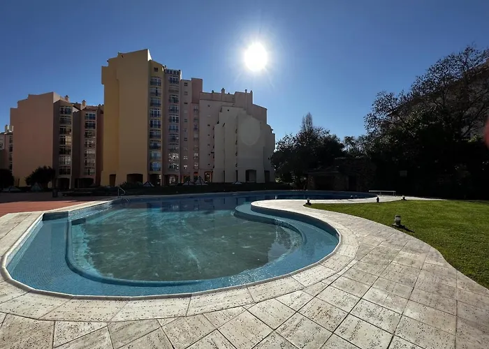 Gracious In With Pool, 卡斯凯什