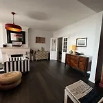 Gracious In With Pool, Apartamento